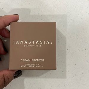 Anastasia Beverly Hills- Cream Bronzer - Cool Brown